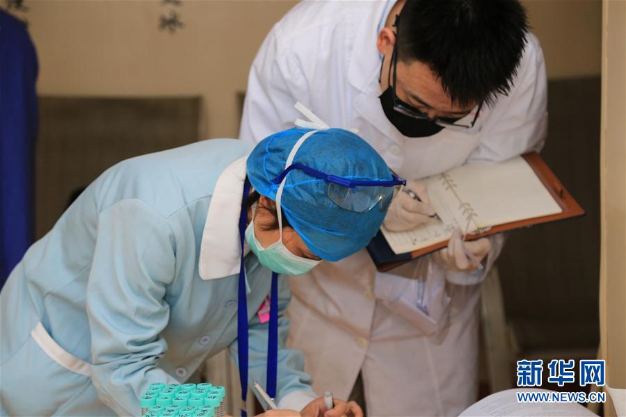 （習(xí)近平致敬的戰(zhàn)&ldquo;疫&rdquo;英雄&middot;科技工作者篇&middot;圖文互動）（8）他們，爭分奪秒與病魔較量