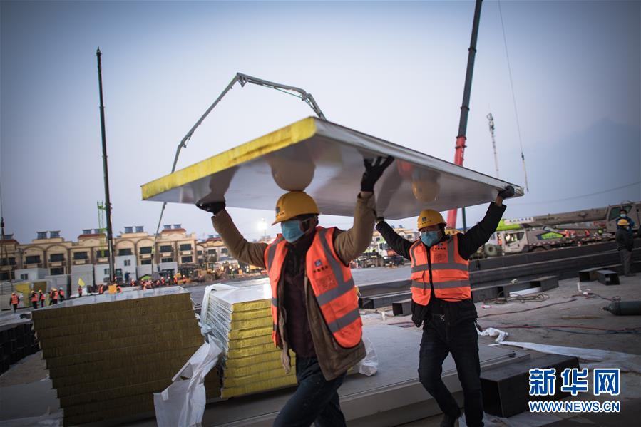 (新華全媒頭條·圖文互動)(5)致敬“沉默的英雄”——記武漢火神山雷神山醫(yī)院的建設者