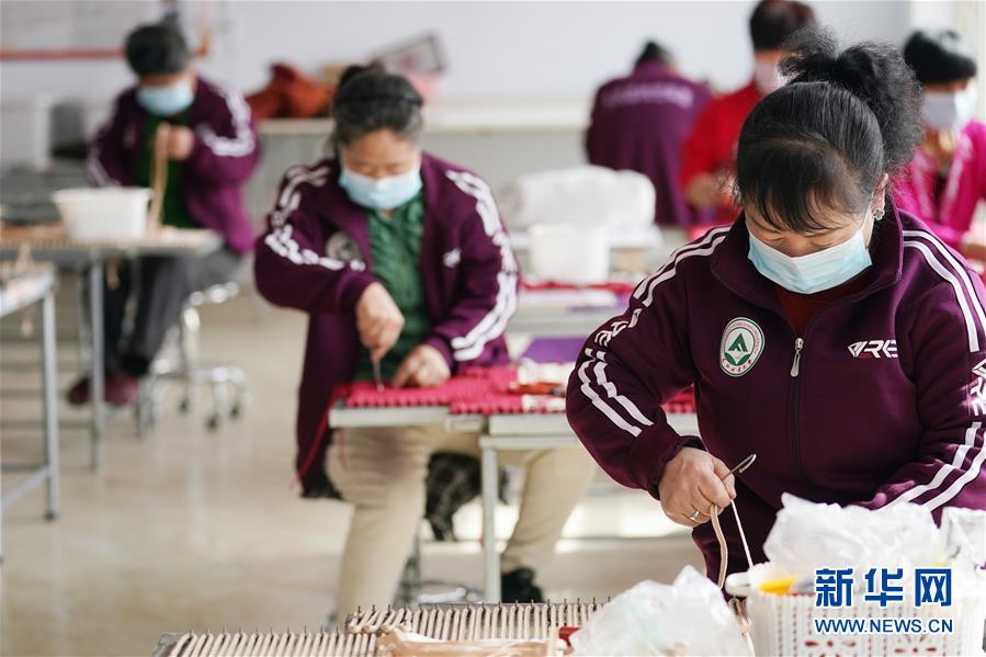 （在習(xí)近平新時(shí)代中國(guó)特色社會(huì)主義思想指引下&mdash;&mdash;新時(shí)代新作為新篇章&middot;習(xí)近平總書(shū)記關(guān)切事&middot;圖文互動(dòng)）（4）讓貧困勞動(dòng)力端穩(wěn)就業(yè)的&ldquo;飯碗&rdquo;&mdash;&mdash;各地就業(yè)扶貧不松勁鞏固脫貧成果