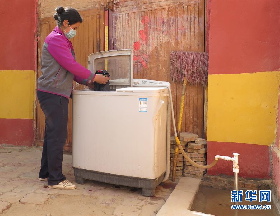 （新華全媒頭條&middot;圖文互動）（10）春天里的5個&ldquo;戰(zhàn)貧&rdquo;瞬間&mdash;&mdash;習(xí)近平總書記關(guān)于脫貧攻堅決策部署指引攻克最后的深貧堡壘