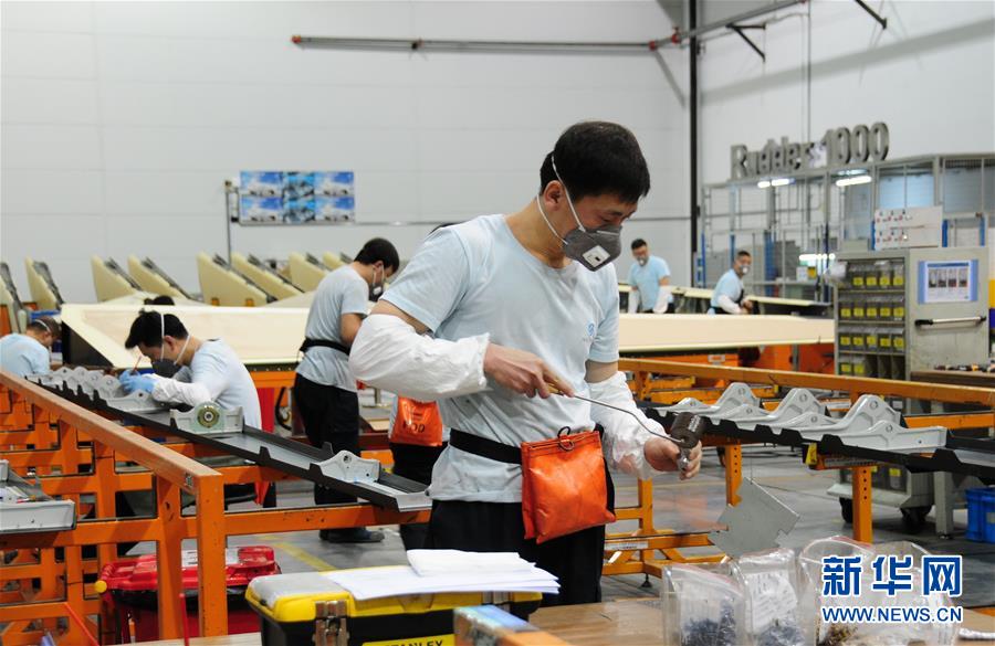 (在習(xí)近平新時代中國特色社會主義思想指引下——新時代新作為新篇章·習(xí)近平總書記關(guān)切事·圖文互動)(3)按下復(fù)工復(fù)產(chǎn)“快進(jìn)鍵”