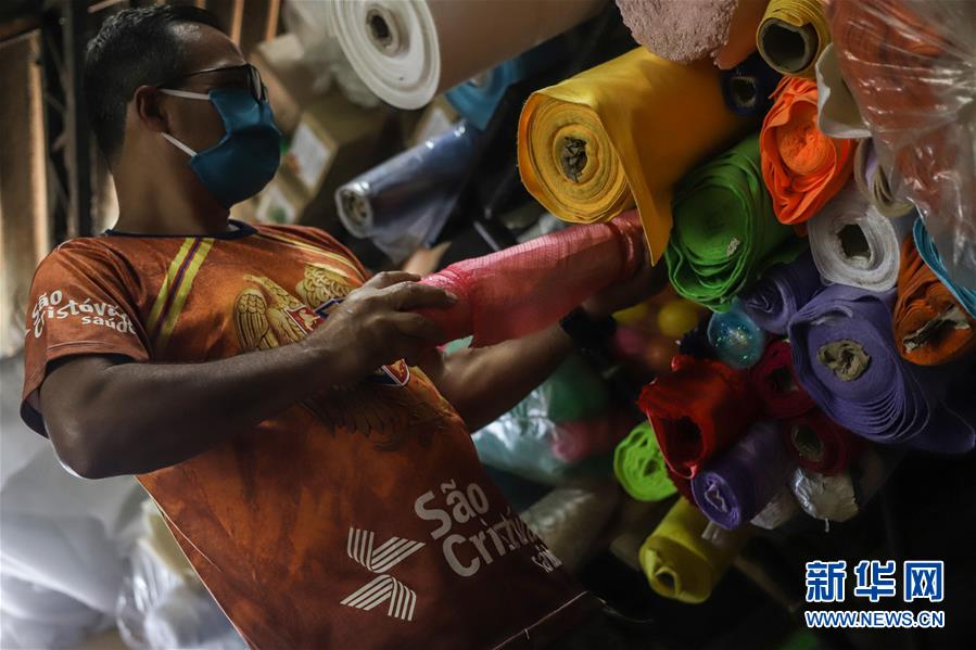 (海外抗疫故事·圖文互動(dòng))(1)通訊:自制口罩回饋社會(huì)——巴西桑巴舞校“巧手抗疫”