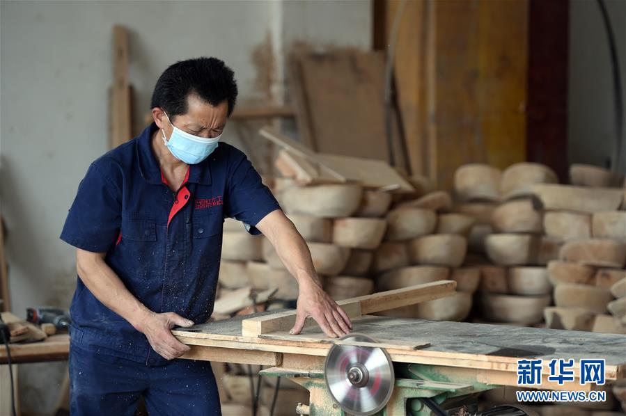 (新華全媒頭條·圖文互動(dòng))(5)青春,在希望的田野上——大別山區(qū)尋訪“城歸”大學(xué)畢業(yè)生