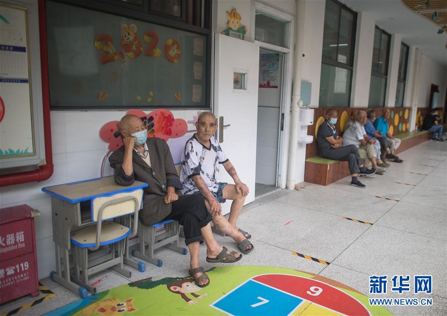 （防汛抗洪&middot;圖文互動(dòng)）（3）為人民生命安全撐起&ldquo;安全傘&rdquo;&mdash;&mdash;湖北緊急轉(zhuǎn)移安置受災(zāi)群眾速寫