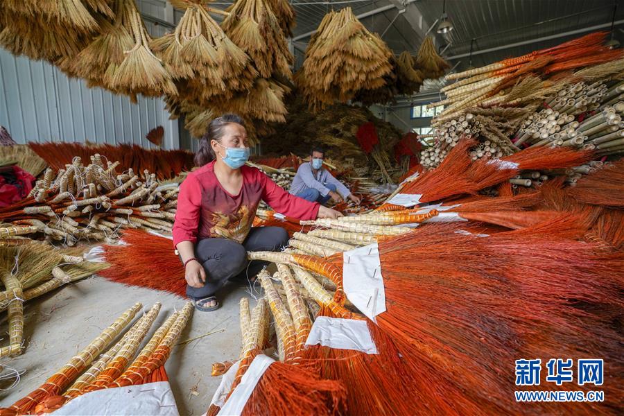 (決戰決勝脫貧攻堅·圖文互動)(1)“掃”出脫貧路:南疆深貧村巧變“創業村”