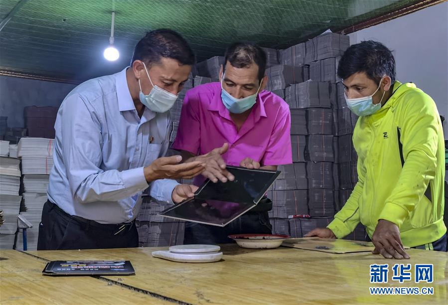 (決戰決勝脫貧攻堅·圖文互動)(7)“掃”出脫貧路:南疆深貧村巧變“創業村”