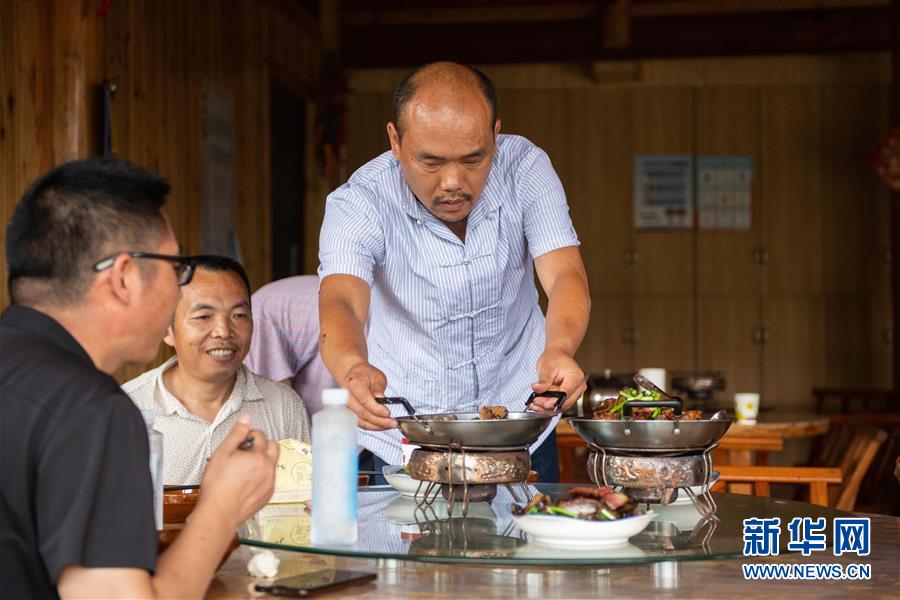 （新華全媒頭條&middot;走向我們的小康生活&middot;圖文互動）（9）那山，那人，那苗寨&mdash;&mdash;十八洞村三代人的奮斗史