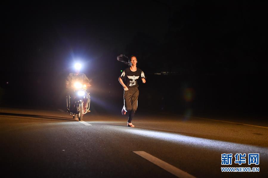 (體育·圖文互動)(4)父愛如燈 伴我奔跑