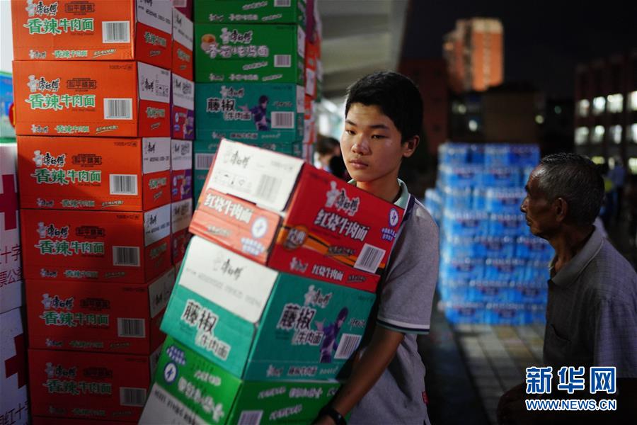 (在習近平新時代中國特色社會主義思想指引下——新時代新作為新篇章·習近平總書記關切事·圖文互動)(2)遮風雨 送安穩——受災群眾轉移安置中的暖心故事