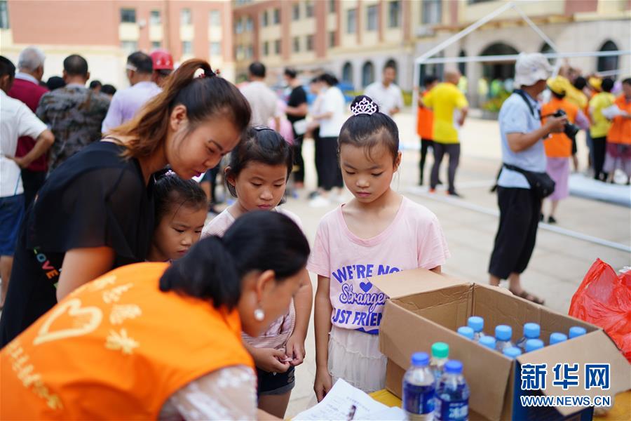 (在習近平新時代中國特色社會主義思想指引下——新時代新作為新篇章·習近平總書記關切事·圖文互動)(7)遮風雨 送安穩——受災群眾轉移安置中的暖心故事