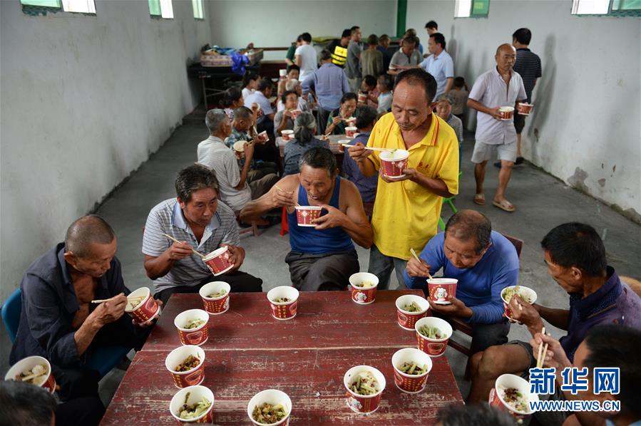 (在習近平新時代中國特色社會主義思想指引下——新時代新作為新篇章·習近平總書記關切事·圖文互動)(9)遮風雨 送安穩——受災群眾轉移安置中的暖心故事