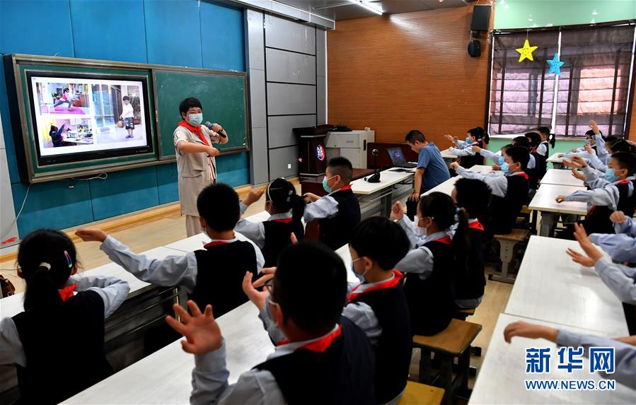 （新華全媒頭條&middot;圖文互動）（18）&ldquo;美麗的中國夢屬于你們&rdquo;&mdash;&mdash;以習(xí)近平同志為核心的黨中央關(guān)心少年兒童工作紀(jì)實