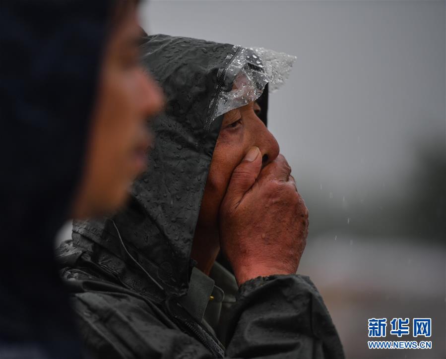 （防汛抗洪&middot;圖文互動(dòng)）（3）長(zhǎng)江大堤上的&ldquo;父子之約&rdquo;