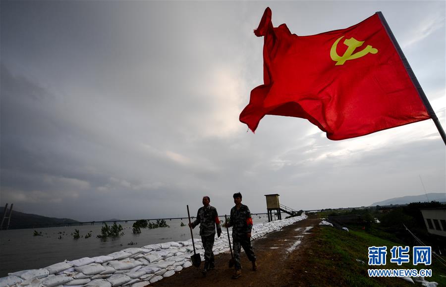（防汛抗洪&middot;圖文互動(dòng)）（4）長(zhǎng)江大堤上的&ldquo;父子之約&rdquo;