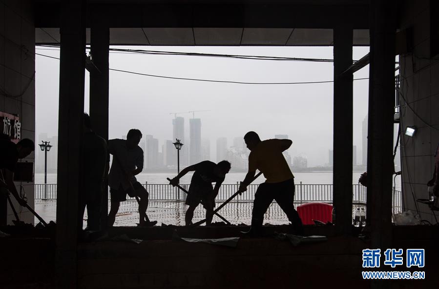 （在習(xí)近平新時代中國特色社會主義思想指引下&mdash;&mdash;新時代新作為新篇章&middot;習(xí)近平總書記關(guān)切事&middot;圖文互動）（3）戰(zhàn)疫魔,斗洪魔&mdash;&mdash;湖北全力應(yīng)對防疫、防汛疊加&ldquo;雙考&rdquo;