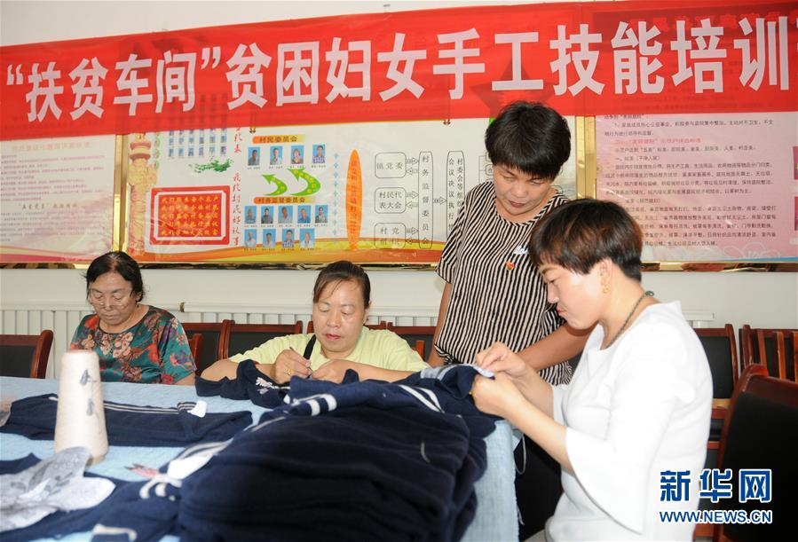 （決戰(zhàn)決勝脫貧攻堅&middot;圖文互動）（1）內(nèi)蒙古河套：一雙巧手、一副棒針、一團毛線打造貧困戶&ldquo;炕頭經(jīng)濟&rdquo;