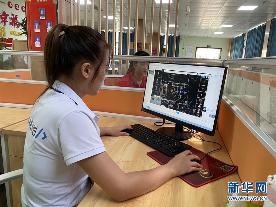 (落實“六穩”“六保”一線見聞·圖文互動)(2)易地搬遷戶有了新身份——貴州萬山扶貧安置點巧打“就業牌”