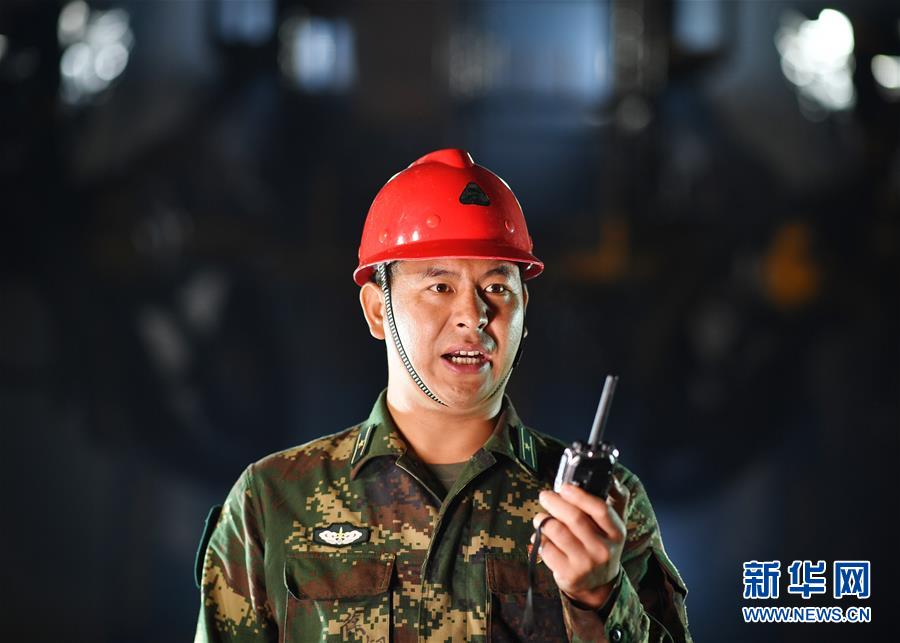 (軍事·圖文互動)(1)為導(dǎo)彈筑巢的“彝族雄鷹”——記“最美新時(shí)代革命軍人”沙子呷