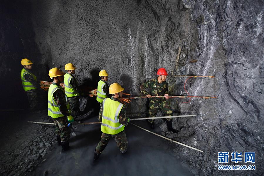 (軍事·圖文互動)(5)為導(dǎo)彈筑巢的“彝族雄鷹”——記“最美新時(shí)代革命軍人”沙子呷