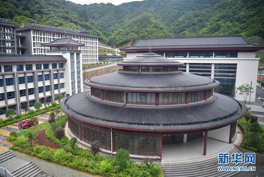 （新華視點&middot;圖文互動）（4）學校建漂亮點本無錯，為何這所&ldquo;豪華中學&rdquo;讓人困惑？