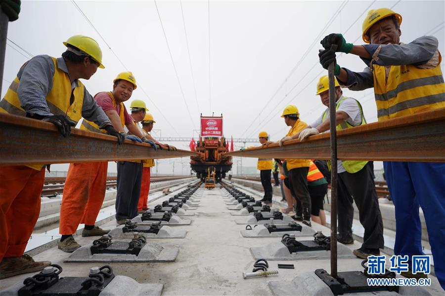 （新華全媒頭條&middot;圖文互動）（3）&ldquo;1毫米&rdquo;之內的智慧與引領&mdash;&mdash;寫在智能高鐵京雄城際全線軌道貫通之際
