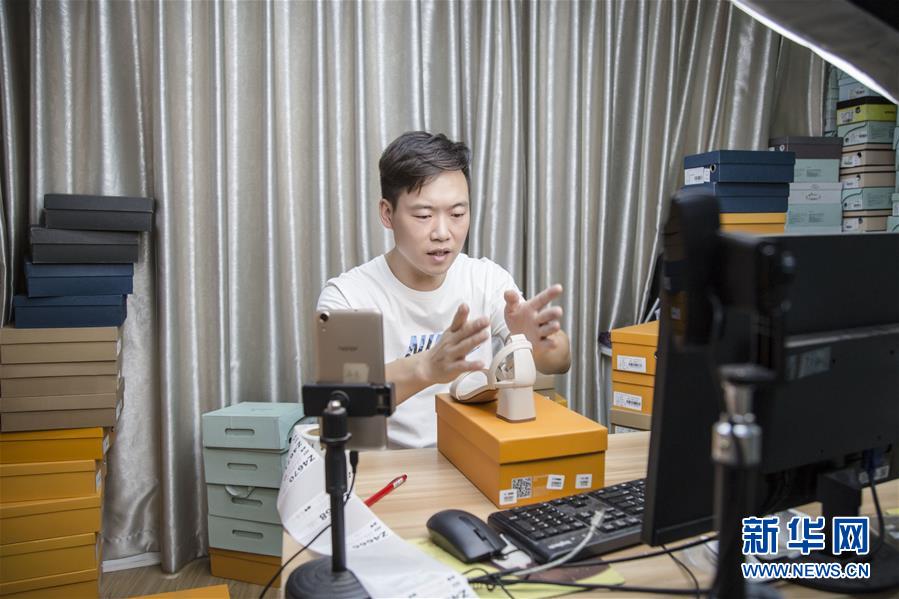 (總書記推動的改革身邊事·就業創業改革篇·圖文互動)(2)特寫:“網絡主播背后是轟鳴的工廠”——聆聽經濟復蘇的新訊號