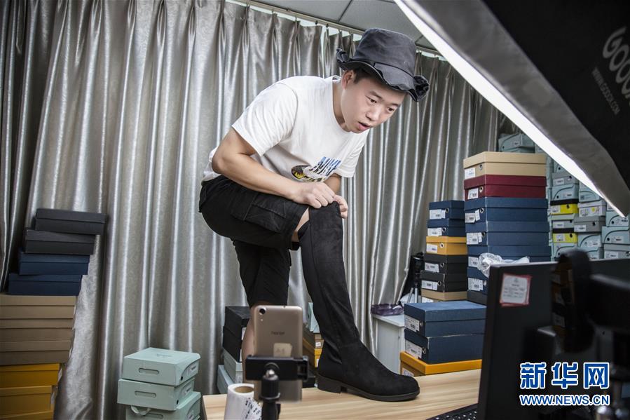 (總書記推動的改革身邊事·就業創業改革篇·圖文互動)(3)特寫:“網絡主播背后是轟鳴的工廠”——聆聽經濟復蘇的新訊號