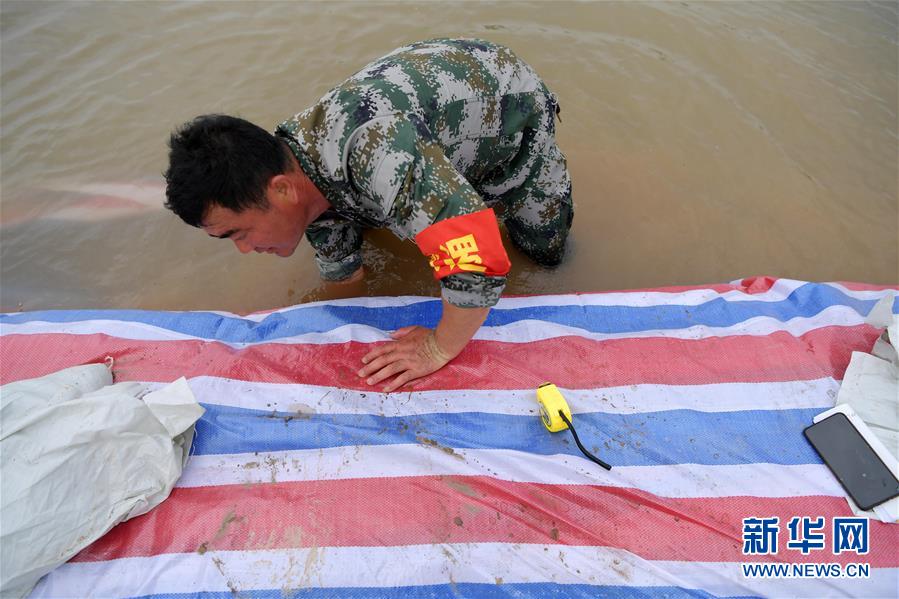 （在習(xí)近平新時(shí)代中國(guó)特色社會(huì)主義思想指引下&mdash;&mdash;新時(shí)代新作為新篇章&middot;習(xí)近平總書(shū)記關(guān)切事&middot;圖文互動(dòng)）（1）洪峰浪尖，鮮紅的黨旗高高飄揚(yáng)&mdash;&mdash;記防汛抗洪一線(xiàn)的共產(chǎn)黨員