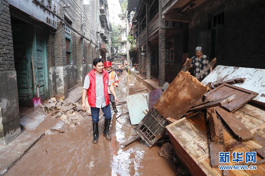 （在習(xí)近平新時(shí)代中國(guó)特色社會(huì)主義思想指引下&mdash;&mdash;新時(shí)代新作為新篇章&middot;習(xí)近平總書(shū)記關(guān)切事&middot;圖文互動(dòng)）（4）洪峰浪尖，鮮紅的黨旗高高飄揚(yáng)&mdash;&mdash;記防汛抗洪一線(xiàn)的共產(chǎn)黨員
