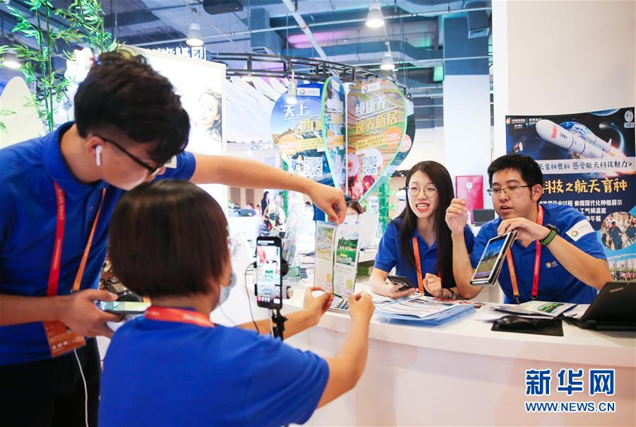 （新華全媒頭條&middot;圖文互動）（12）奮斗結碩果，再寫新篇章&mdash;&mdash;寫在共和國71周年華誕之際