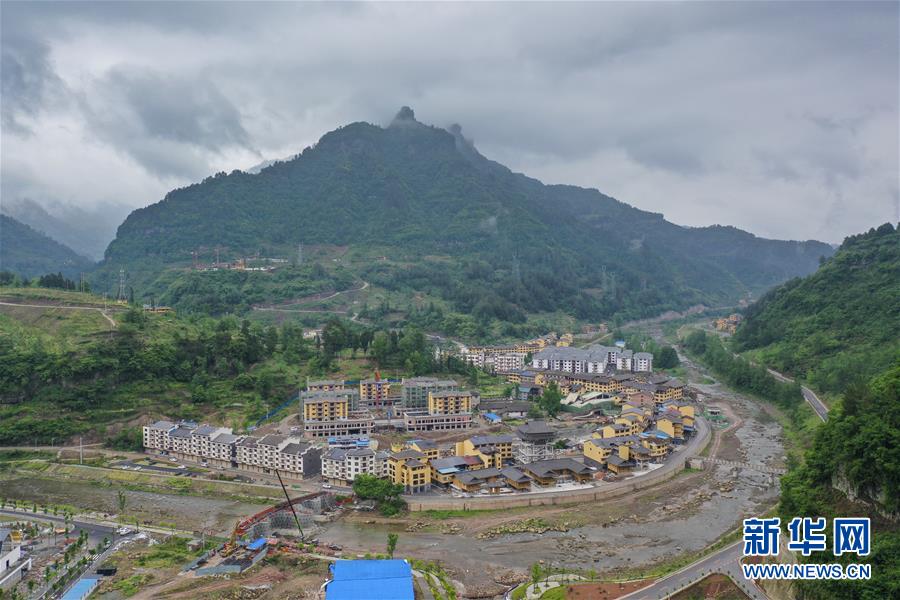 (集中連片特困地區(qū)貧困村調(diào)研行·圖文互動(dòng))(1)脫貧路上“跑”出幸福生活——重慶石柱土家族自治縣華溪村脫貧調(diào)查