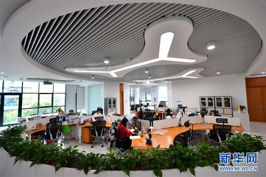 （在習(xí)近平新時代中國特色社會主義思想指引下&mdash;&mdash;新時代新作為新篇章&middot;習(xí)近平總書記關(guān)切事&middot;圖文互動）（4）我家大門常打開&mdash;&mdash;經(jīng)濟特區(qū)全方位對外開放故事