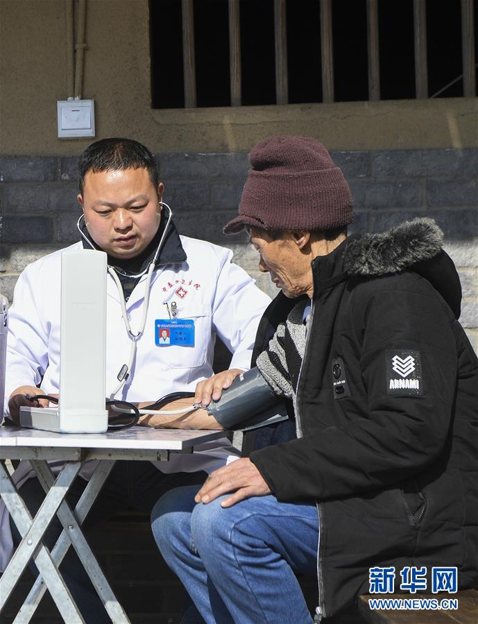 （習近平的小康故事&middot;新華網&middot;圖文互動）（5）&ldquo;真正解決好基層群眾看病難、看病貴問題&rdquo;&mdash;&mdash;習近平和群眾健康的故事