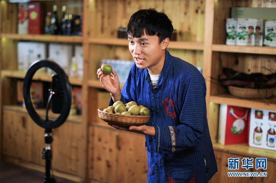 (在習(xí)近平新時(shí)代中國特色社會(huì)主義思想指引下——新時(shí)代新作為新篇章·習(xí)近平總書記關(guān)切事·圖文互動(dòng))(5)精準(zhǔn)扶貧7年,十八洞村“長”出10余種新職業(yè)