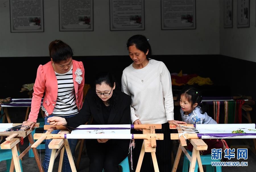 （兩會人物&middot;圖文互動）（1）帶娃、賺錢兩不誤&mdash;&mdash;一位農民工代表眼中的脫貧新工作