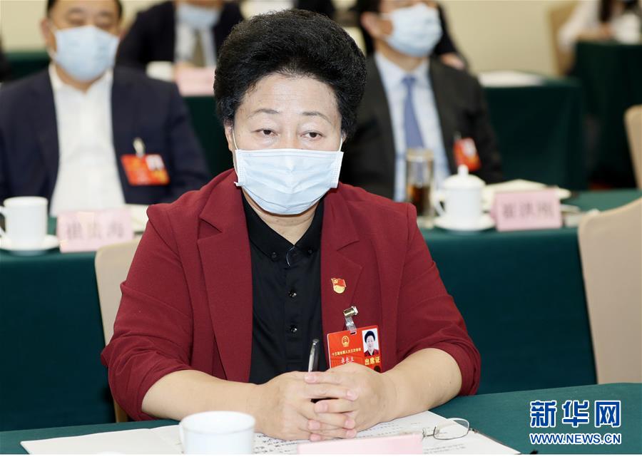 （兩會&middot;熱點畫報）（12）代表委員建言統籌做好經濟社會發展工作