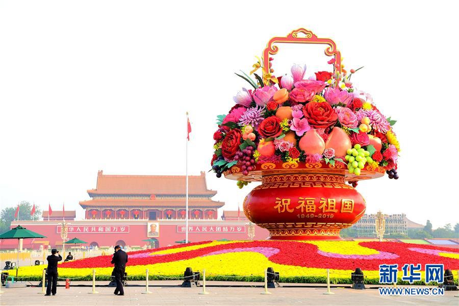 （圖文互動(dòng)）（2）7小時(shí)組裝！18米高巨型&ldquo;花果籃&rdquo;亮相天安門廣場(chǎng)