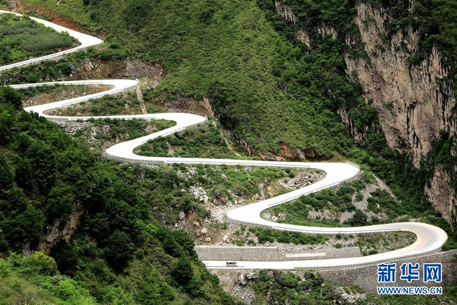 （在習(xí)近平新時(shí)代中國(guó)特色社會(huì)主義思想指引下&mdash;&mdash;新時(shí)代新作為新篇章&middot;總書記關(guān)心的百姓身邊事&middot;圖文互動(dòng)）（2）&ldquo;四好農(nóng)村路&rdquo;：通向幸福，通向遠(yuǎn)方