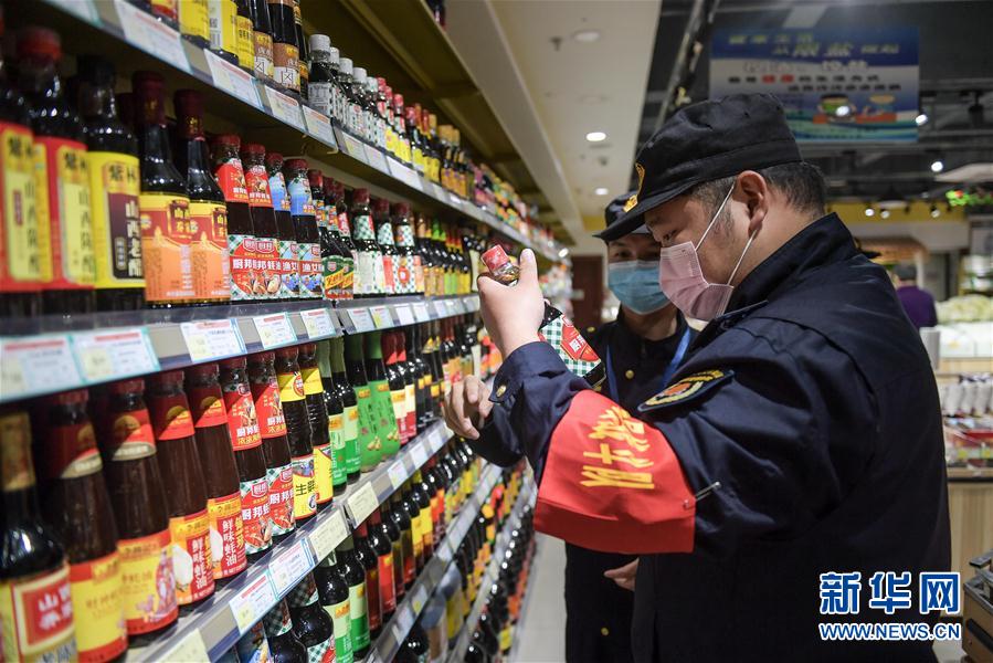 （在習近平新時代中國特色社會主義思想指引下&mdash;&mdash;新時代新作為新篇章&middot;習近平總書記關切事）（1）&ldquo;平凡英雄&rdquo;的力量&mdash;&mdash;致敬堅守戰&ldquo;疫&rdquo;一線的社區工作者 