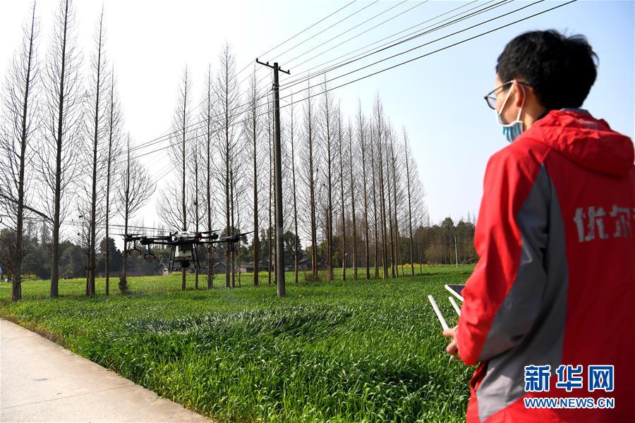 （在習(xí)近平新時(shí)代中國(guó)特色社會(huì)主義思想指引下&mdash;&mdash;新時(shí)代新作為新篇章&middot;習(xí)近平總書記關(guān)切事&middot;圖文互動(dòng)）（6）為農(nóng)田注入硬核生產(chǎn)力&mdash;&mdash;一些地方春耕中農(nóng)業(yè)科技創(chuàng)新掃描