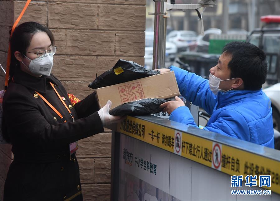 （習近平致敬的戰(zhàn)&ldquo;疫&rdquo;英雄&middot;社區(qū)工作者篇&middot;圖文互動）（3）他們，堅守一線戰(zhàn)風雨