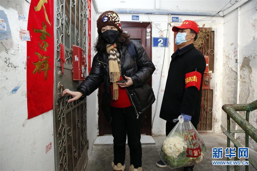 （習近平致敬的戰(zhàn)&ldquo;疫&rdquo;英雄&middot;社區(qū)工作者篇&middot;圖文互動）（6）他們，堅守一線戰(zhàn)風雨