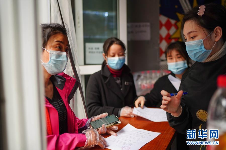 （習近平致敬的戰(zhàn)&ldquo;疫&rdquo;英雄&middot;社區(qū)工作者篇&middot;圖文互動）（7）他們，堅守一線戰(zhàn)風雨