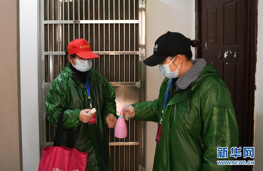 （習近平致敬的戰(zhàn)&ldquo;疫&rdquo;英雄&middot;社區(qū)工作者篇&middot;圖文互動）（9）他們，堅守一線戰(zhàn)風雨