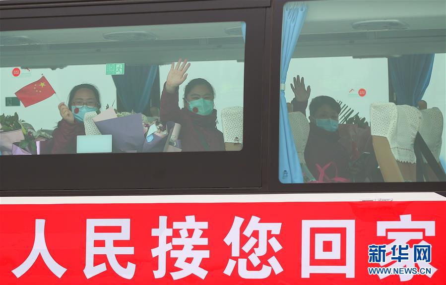 （在習近平新時代中國特色社會主義思想指引下&mdash;&mdash;新時代新作為新篇章&middot;習近平總書記關切事&middot;圖文互動）（2）給你最溫暖的擁抱&mdash;&mdash;保護關心愛護抗疫一線醫務人員在行動