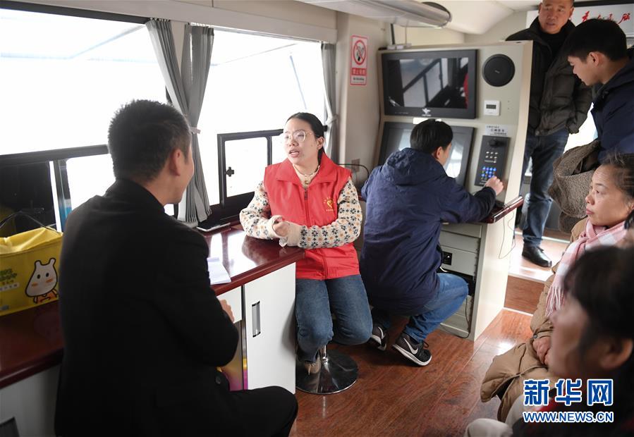 （新華全媒頭條&middot;總書記推動的改革身邊事&middot;行政體制改革篇&middot;圖文互動）（3）特寫：追問&ldquo;一件事&rdquo;