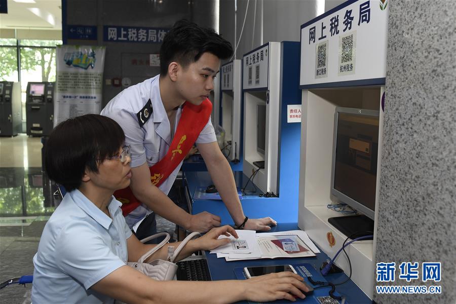 （新華全媒頭條&middot;總書記推動的改革身邊事&middot;行政體制改革篇&middot;圖文互動）（9）特寫：追問&ldquo;一件事&rdquo;