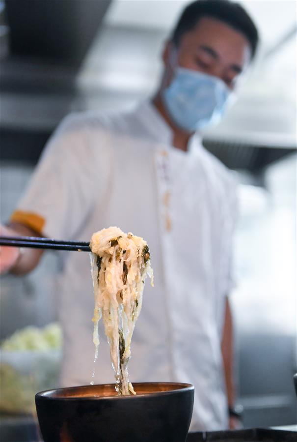 （在習近平新時代中國特色社會主義思想指引下&mdash;&mdash;新時代新作為新篇章&middot;習近平總書記關切事&middot;圖文互動）（1）讓&ldquo;舌尖上的節約&rdquo;成為習慣&mdash;&mdash;全社會營造浪費可恥、節約為榮的氛圍掃描