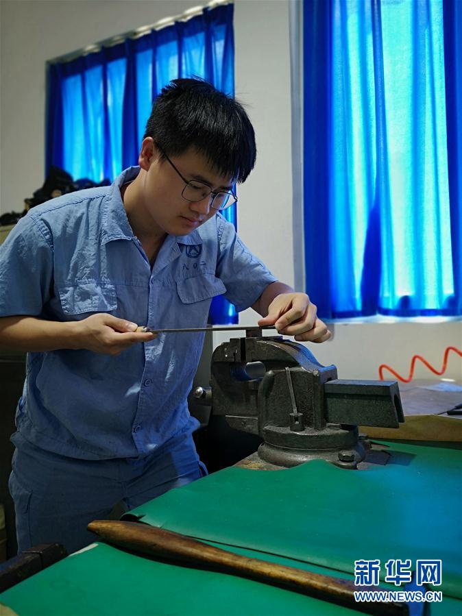 (總書(shū)記推動(dòng)的改革身邊事·教育改革篇·圖文互動(dòng))(2)特寫(xiě):“95后”上海職校生:“我的工牌上印著‘中國(guó)航天’”