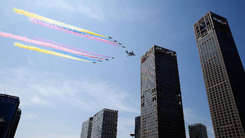 直升機組成&ldquo;70&rdquo;字樣飛過國貿